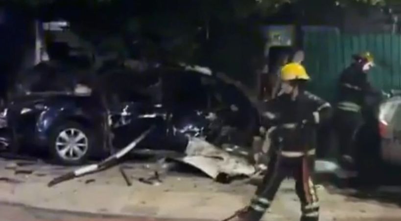 Persecución y choque en Wilde: un auto y un patrullero quedaron sobre la vereda